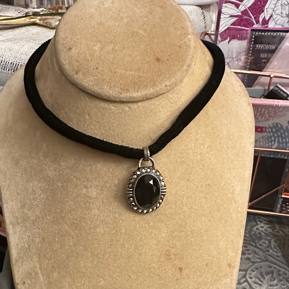 Source Unknown Black Velvet Choker with Silver Pendant - Picture 2 of 3